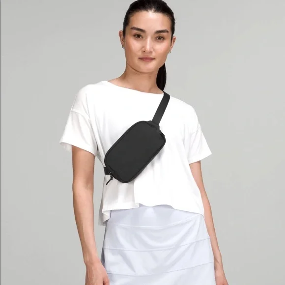 NWT! Lululemon MINI BELT BAG in Black - Picture 1 of 13